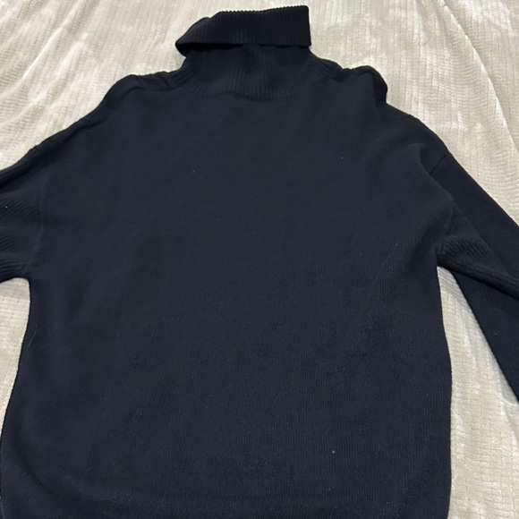 Elegant Black Cable Knit Turtleneck Sweater - Picture 4 of 4